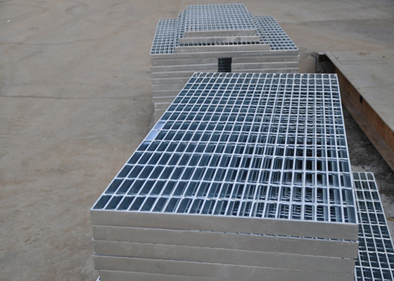 Çin 32 X 5mm Çelik Yürüyen Merdiven, Düz Sıcak Daldırma Galvanizli Çelik Izgara Tedarikçi