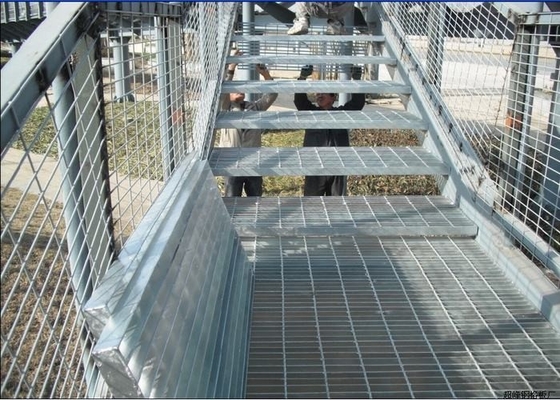 Çin Ağır Hizmet Tipi Hafif Ağırlık İçin 30 X 3 Güvenli Galvanizli Çelik Merdiven Basamakları Tedarikçi