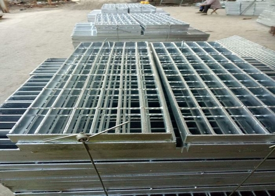 Çin ASTM Q235 SS304 Metal Merdiven Basamakları, 25 X 3 Paslanmaz Çelik Merdiven Basamağı Tedarikçi