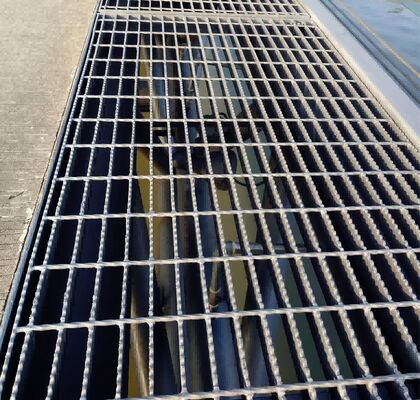 Sıcak Dip Galvanize Serrated Style Steel Grating for Heavy Duty Floor Grating with 30mm Spacing