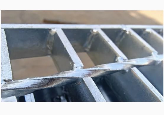 Sıcak DIP Galvanize Catwalk Serrated ızgara Metal yürüyüş yolları Paslanmaz Çelik kaynak çubuğu Platformu Çelik ızgara