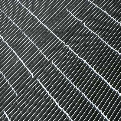 Sıcak DIP galvanizli çelik ızgara platformu, korozyona karşı özelliklere ve endüstriyel kullanım için özelleştirilebilir tasarımlara sahiptir