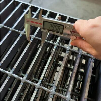 Endüstriyel platformlar için tırnaklı yüzeyli ağır görevli sıcak daldırılmış galvanizli çelik çubuk ızgaraları