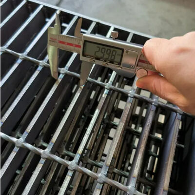 Yürüyüş yolları ve endüstriyel kullanım için özelleştirilebilir boyutlara sahip galvanizli kayma karşıt çelik ızgara platformu