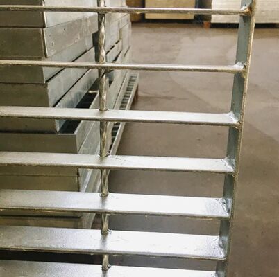 Ağır Güçlü Yük Kapasitesi için Kayma Karşıtı Tasarımlı Sıcak Dip Galvanize Çelik ızgara