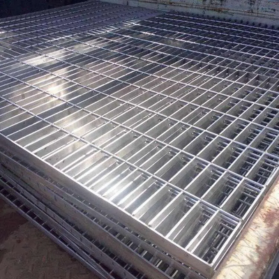 Yüksek yük taşıyan endüstriyel yürüyüş yolları için tırmıklı yüzey sıcak daldırma galvanizli çelik ızgara