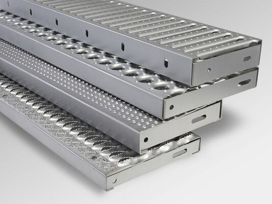 25 x 3 - 100 x 8 Taşıyıcı Çubuklu ve ANSI/NAAMM Merdiven Basamakları Standardına Sahip Sıcak Daldırma Galvanizli Çelik Merdiven Basamakları