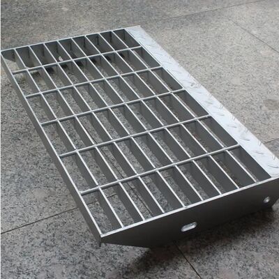 Sanayi platformları için kayma karşıtı güvenlik ve özelleştirilebilir boyutlarla galvanizli çelik merdiven tabanı
