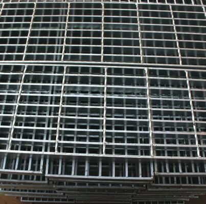 Kalıcı yürüyüş yolları ve platformlar için 25x5 mm'lik rulman çubuğu olan tırnaklı galvanizli çelik ızgara