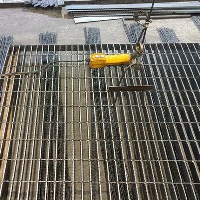 Endüstriyel Platformlar için Sıcak Daldırma Galvanizleme Karbon Çelik Tırtıklı Düz ​​Çubuk Kaynaklı Çelik Izgara