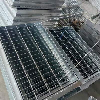 Endüstriyel metal merdivenler için korozyona karşı kayma dayanıklı yüksek yük taşıyan çelik ızgara merdiven tabanları
