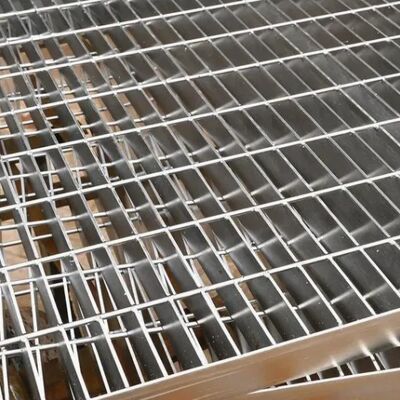 Sıcak DIP Galvanizing Saldırılmış Düz Tipi Dikişli Çubuklu Çelik ızgara merdiven tabanı ve platform projeleri için